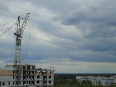 Fırtınadan önceki vinç ve inşaat alanının görüntüsü