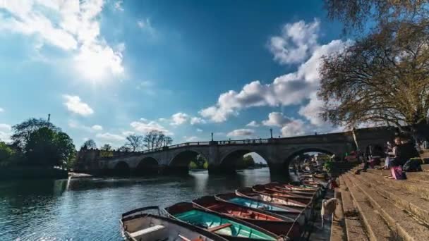 ロンドンの晴れた日のリッチモンド橋 — ストック動画