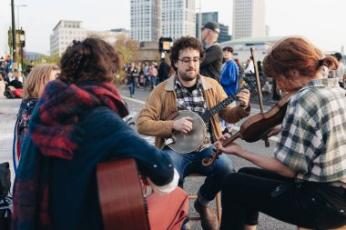 Londra / İngiltere - 04 / 18 / 2019: Waterloo Köprüsü 'nde Yok Olma İsyanı eylemcileri