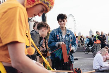Londra / İngiltere - 18.04.2019: Waterloo Köprüsü'nde Extinction Rebellion aktivist müzisyenleri