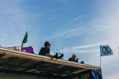 Londra / İngiltere - 04 / 18 / 2019: Waterloo Köprüsü 'nde Yok Olma İsyanı eylemcileri