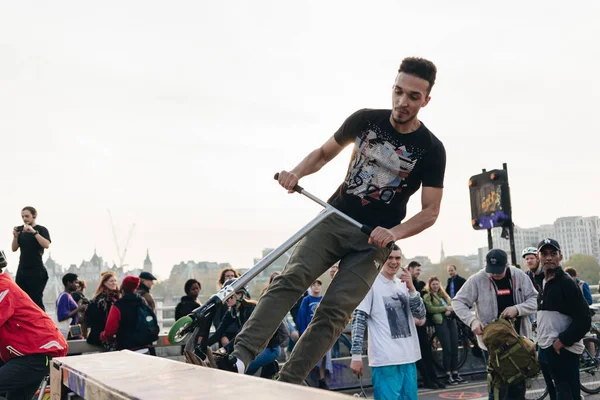 Londen 2019 Uitsterven Rebellie Activisten Rijden Een Helling Bij Waterloo — Stockfoto