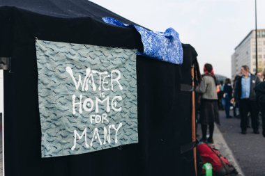 Londra / İngiltere - 04 / 18 / 2019: Waterloo Köprüsü 'nde Yok Olma İsyanı eylemcileri