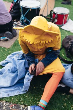 Londra / İngiltere - 18.04.2019: Waterloo Köprüsü'nde çiçek kostümlü Extinction İsyanı aktivisti