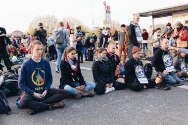 Londra / İngiltere - 04 / 18 / 2019: Waterloo Köprüsü 'nde Yok Olma İsyanı eylemcileri