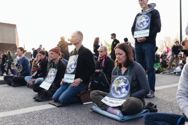 Londra / İngiltere - 04 / 18 / 2019: Waterloo Köprüsü 'nde Yok Olma İsyanı eylemcileri