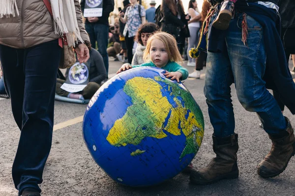 Londra / İngiltere - 18.04.2019: Waterloo Köprüsü'nde Extinction Rebellion aktivistleri çocuklar