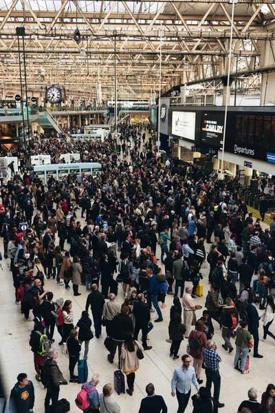Londra / İngiltere - 18.04.2019: Waterloo istasyonunda Extinction İsyanı aktivistleri