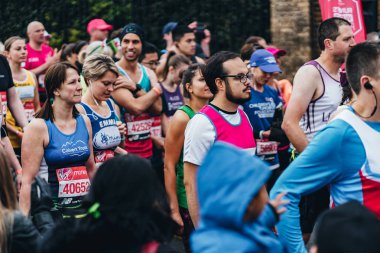 Londra / İngiltere - 28.04.2019: Londra Maratonu 2019'un başında koşucular