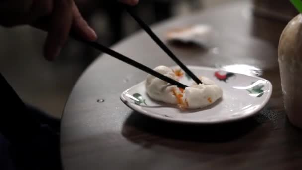 Comendo Asiático Dumplings Com Pauzinhos — Vídeo de Stock