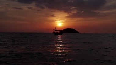 Kamboçya 'da turuncu renkli deniz günbatımı