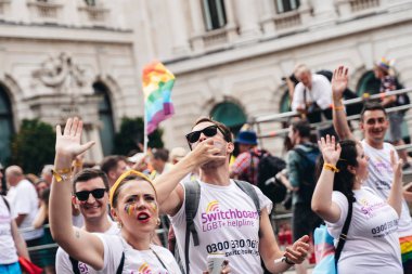 Londra / İngiltere - 07 / 06 / 2019: Londra Onur Yürüyüşü 'nde bayrak ve bayrak taşıyan insanlar