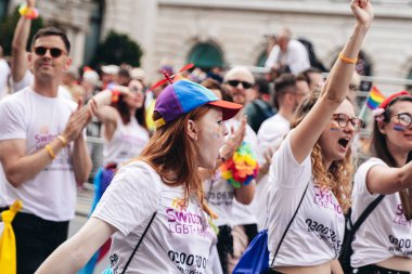 Londra / İngiltere - 07 / 06 / 2019: Londra Onur Yürüyüşü 'nde bayrak ve bayrak taşıyan insanlar