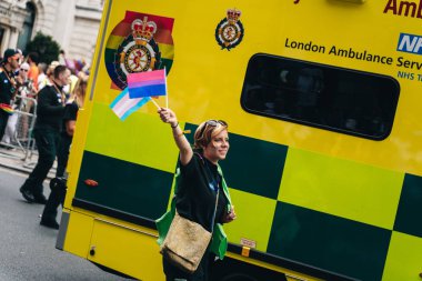 Londra / İngiltere - 07 / 06 / 2019: Londra Onur Yürüyüşü 'nde bayrak ve bayrak taşıyan insanlar