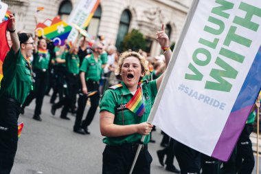 Londra / İngiltere - 07 / 06 / 2019: Londra Onur Yürüyüşü 'nde bayrak ve bayrak taşıyan insanlar