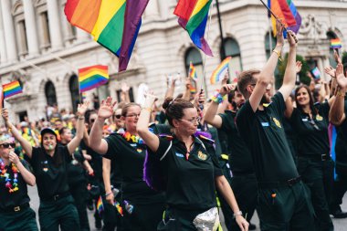 Londra / İngiltere - 07 / 06 / 2019: Londra Onur Yürüyüşü 'nde bayrak ve bayrak taşıyan insanlar