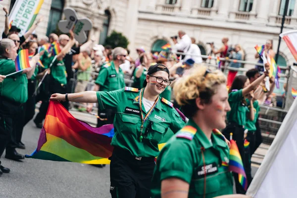 Londra / İngiltere - 07 / 06 / 2019: Londra Onur Yürüyüşü 'nde bayrak ve bayrak taşıyan insanlar