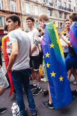 Londra / İngiltere - 07 / 06 / 2019: Londra Onur Yürüyüşü 'nde bayrak ve bayrak taşıyan insanlar