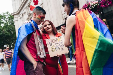 Londra / İngiltere - 07 / 06 / 2019: Londra Onur Yürüyüşü 'nde bayrak ve bayrak taşıyan insanlar