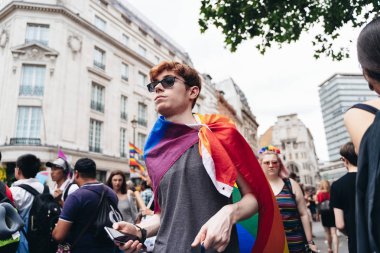 Londra / İngiltere - 07 / 06 / 2019: Londra Onur Yürüyüşü 'nde bayrak ve bayrak taşıyan insanlar