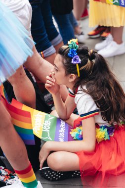 Londra / İngiltere - 07 / 06 / 2019: Londra Onur Yürüyüşü 'nde bayrak ve bayrak taşıyan insanlar