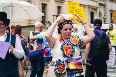 Londra / İngiltere - 07 / 06 / 2019: Londra Onur Yürüyüşü 'nde bayrak ve bayrak taşıyan insanlar