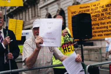 Londra / İngiltere - 07 / 06 / 2019: Londra Onur Yürüyüşü 'nde bayrak ve bayrak taşıyan insanlar