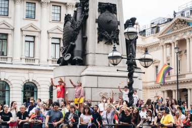 Londra / İngiltere - 07 / 06 / 2019: Londra Onur Yürüyüşü 'nde bayrak ve bayrak taşıyan insanlar