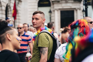 Londra / İngiltere - 07 / 06 / 2019: Londra Onur Yürüyüşü 'nde bayrak ve bayrak taşıyan insanlar