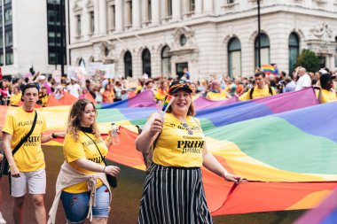 Londra / İngiltere - 07 / 06 / 2019: Londra Onur Yürüyüşü 'nde bayrak ve bayrak taşıyan insanlar
