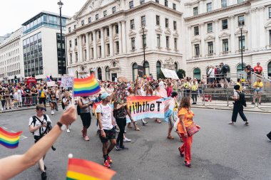 Londra / İngiltere - 07 / 06 / 2019: Londra Onur Yürüyüşü 'nde bayrak ve bayrak taşıyan insanlar