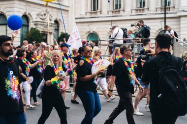 Londra / İngiltere - 07 / 06 / 2019: Londra Onur Yürüyüşü 'nde bayrak ve bayrak taşıyan insanlar