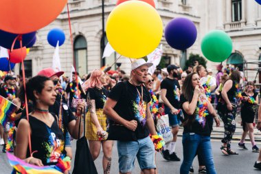 Londra / İngiltere - 07 / 06 / 2019: Londra Onur Yürüyüşü 'nde bayrak ve bayrak taşıyan insanlar