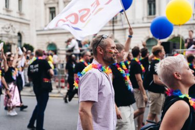 Londra / İngiltere - 07 / 06 / 2019: Londra Onur Yürüyüşü 'nde bayrak ve bayrak taşıyan insanlar