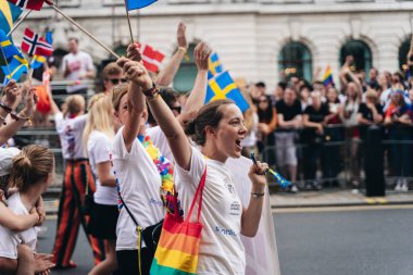 Londra / İngiltere - 07 / 06 / 2019: Londra Onur Yürüyüşü 'nde bayrak ve bayrak taşıyan insanlar