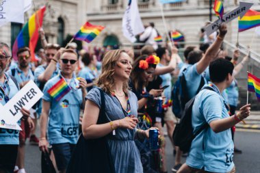 Londra / İngiltere - 07 / 06 / 2019: Londra Onur Yürüyüşü 'nde bayrak ve bayrak taşıyan insanlar