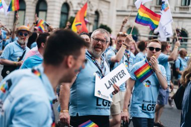 Londra / İngiltere - 07 / 06 / 2019: Londra Onur Yürüyüşü 'nde bayrak ve bayrak taşıyan insanlar
