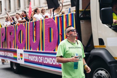 Londra / İngiltere - 07 / 06 / 2019: Londra Onur Yürüyüşü 'nde bayrak ve bayrak taşıyan insanlar