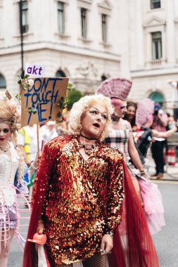 Londra / İngiltere - 07 / 06 / 2019: Londra Onur Yürüyüşü 'nde bayrak ve bayrak taşıyan insanlar