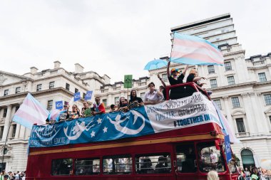 Londra / İngiltere - 07 / 06 / 2019: Londra Onur Yürüyüşü 'nde bayrak ve bayrak taşıyan insanlar