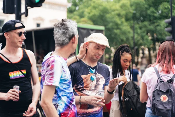 Londyn 2019 Osoby Flagami Transparentami Świętujące Londyńską Paradę Pride Parade — Zdjęcie stockowe