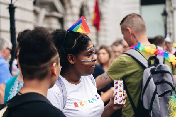 London 2019 Personer Med Flaggor Och Banderoller Firar London Pride — Stockfoto