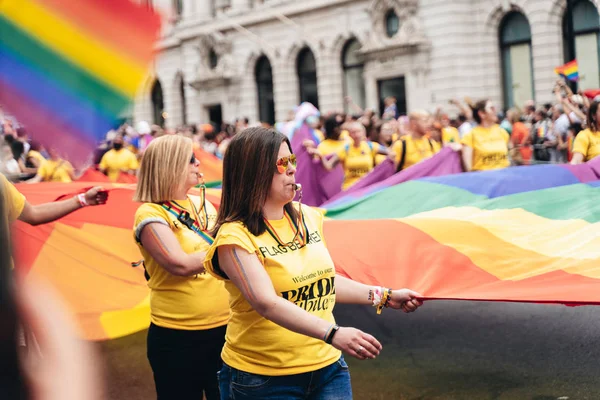 Londyn 2019 Osoby Flagami Transparentami Świętujące Londyńską Paradę Pride Parade — Zdjęcie stockowe