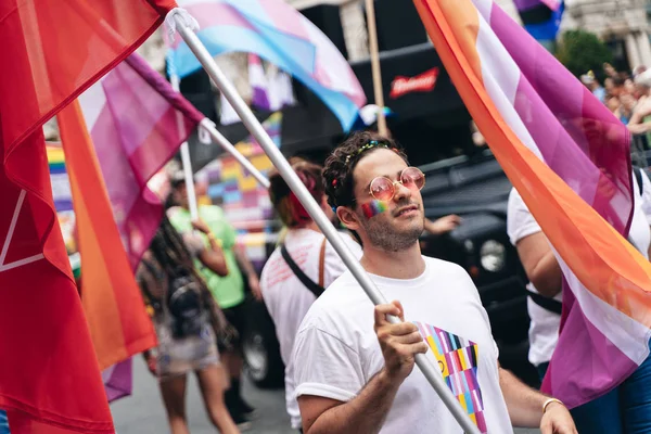 Londyn 2019 Osoby Flagami Transparentami Świętujące Londyńską Paradę Pride Parade — Zdjęcie stockowe