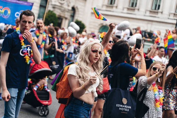 London 2019 Personer Med Flaggor Och Banderoller Firar London Pride — Stockfoto