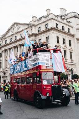 Londra / İngiltere - 07 / 06 / 2019: Londra Onur Yürüyüşü 'nde bayrak ve bayrak taşıyan insanlar