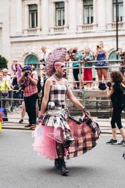 Londra / İngiltere - 07 / 06 / 2019: Londra Onur Yürüyüşü 'nde bayrak ve bayrak taşıyan insanlar