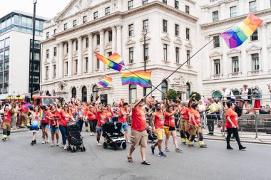 Londra / İngiltere - 07 / 06 / 2019: Londra Onur Yürüyüşü 'nde bayrak ve bayrak taşıyan insanlar