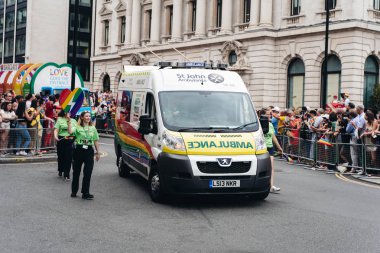 Londra / İngiltere - 07 / 06 / 2019: Londra Onur Yürüyüşü 'nde bayrak ve bayrak taşıyan insanlar