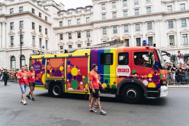Londra / İngiltere - 07 / 06 / 2019: Londra Onur Yürüyüşü 'nde bayrak ve bayrak taşıyan insanlar